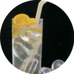 cocktail avec des glaçons creux