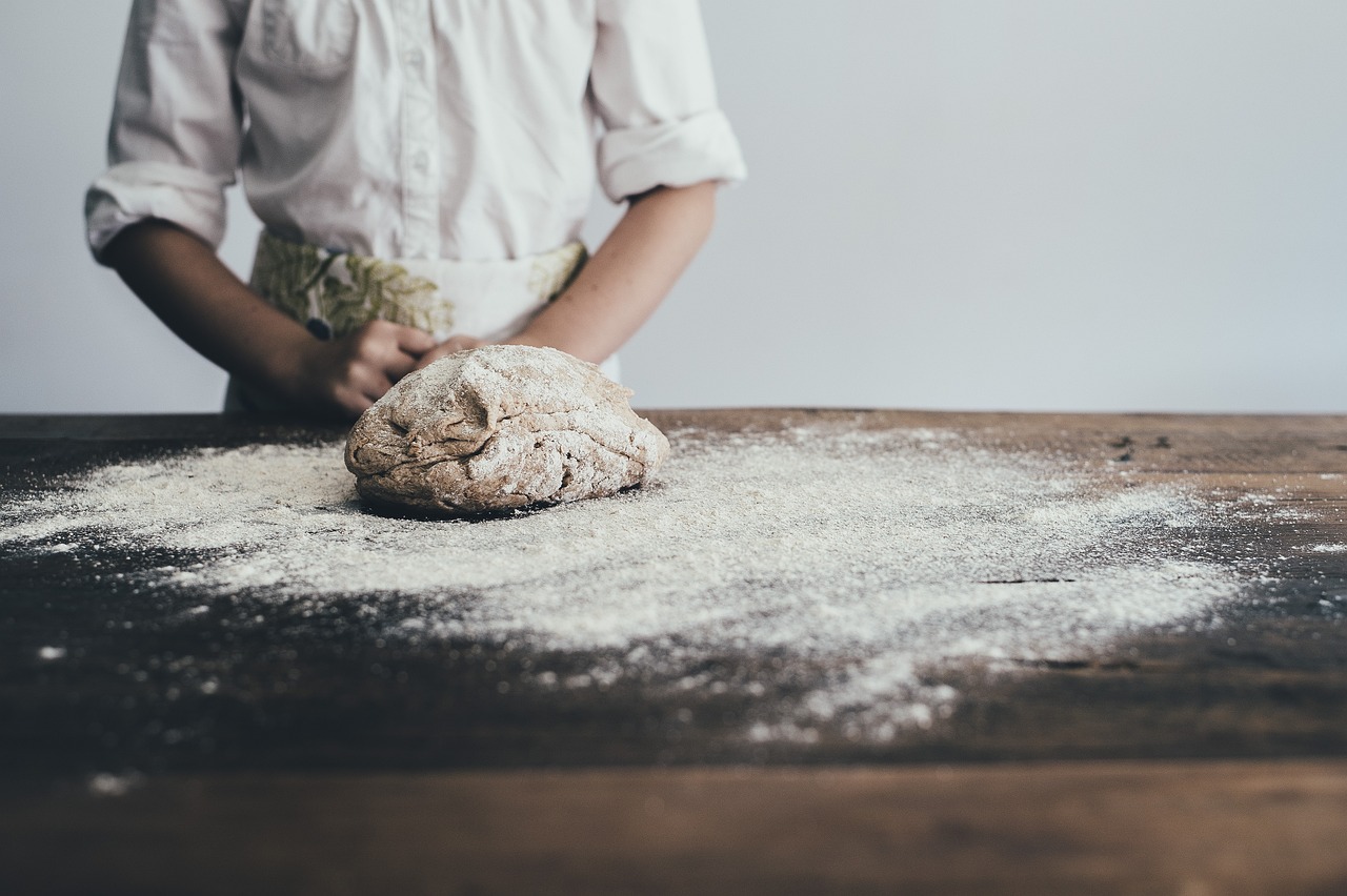 un boulanger travail son pain