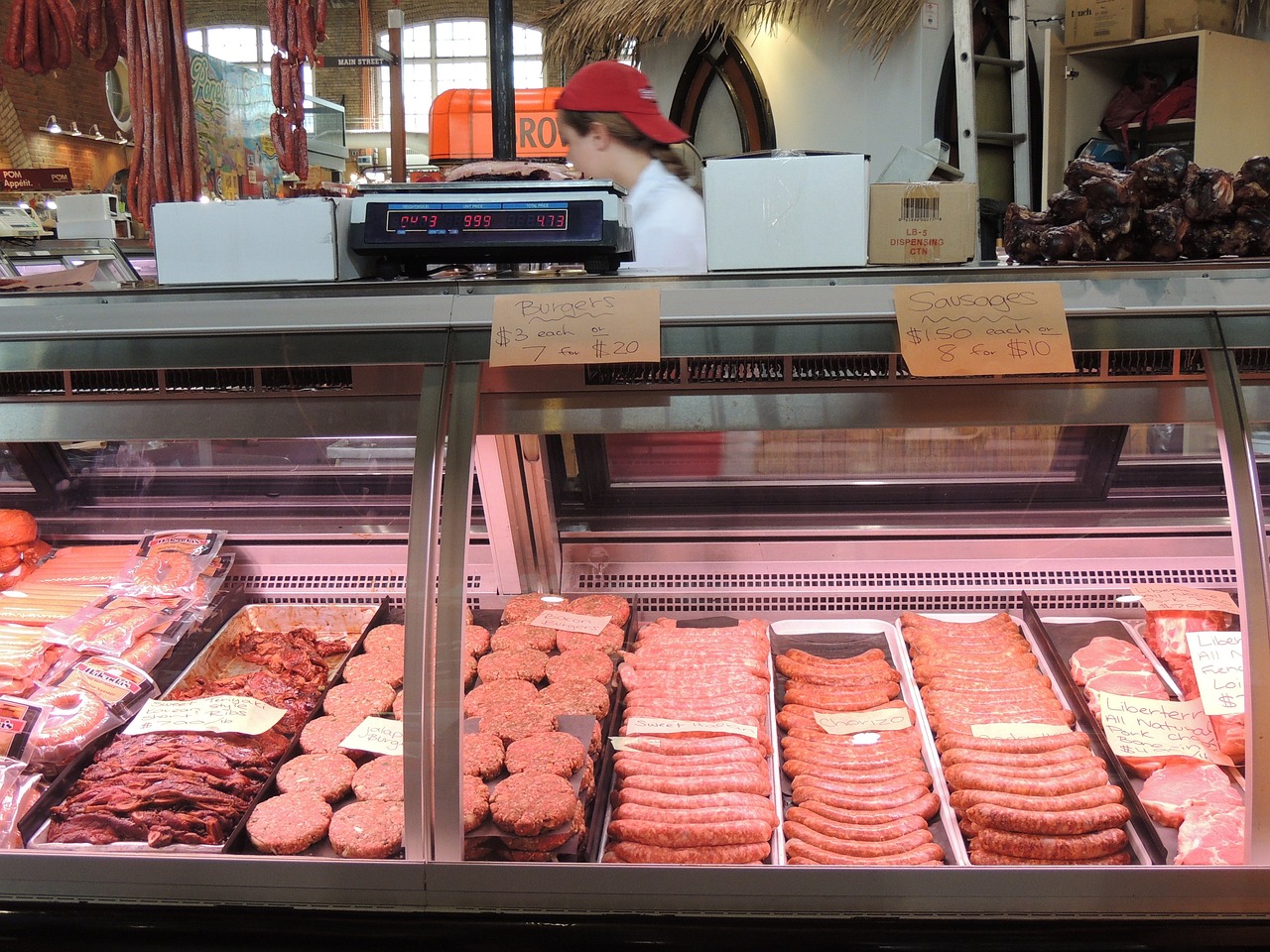 Vitrine de boucherie remplie de viande